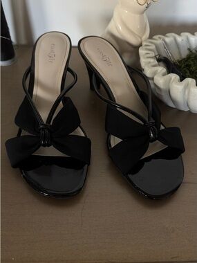 East 5th Black Bow-Accent Slide Sandals